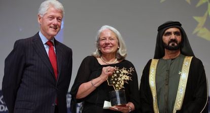 Nancie Atwell con Bill Clinton y Mohammed bin Rashid.