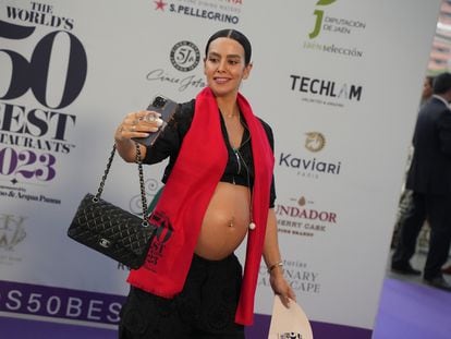 Cristina Pedroche se hace un selfi en un photocall durante su embarazo, en junio.