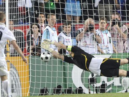 Casillas detiene el lanzamiento de penalti lanzado por el italiano De Rossi en los cuartos de final de la Eurocopa del 2008