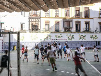 Alumnos de un colegio de Sevilla jugando durante el recreo.