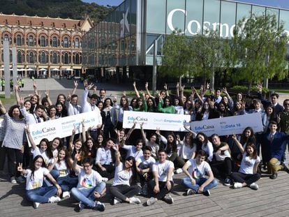 Los ganadores de los premios EduCaixa posan en el CosmoCaixa.