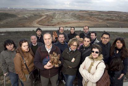 Un grupo de afectados de la gestora Ofigevi frente a los terrenos de Los Berrocales en los que hace 10 años les dijeron que iban a construirse sus casas.