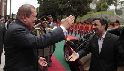 Chávez da la bienvenida a Ahmadineyad, el lunes en Caracas.