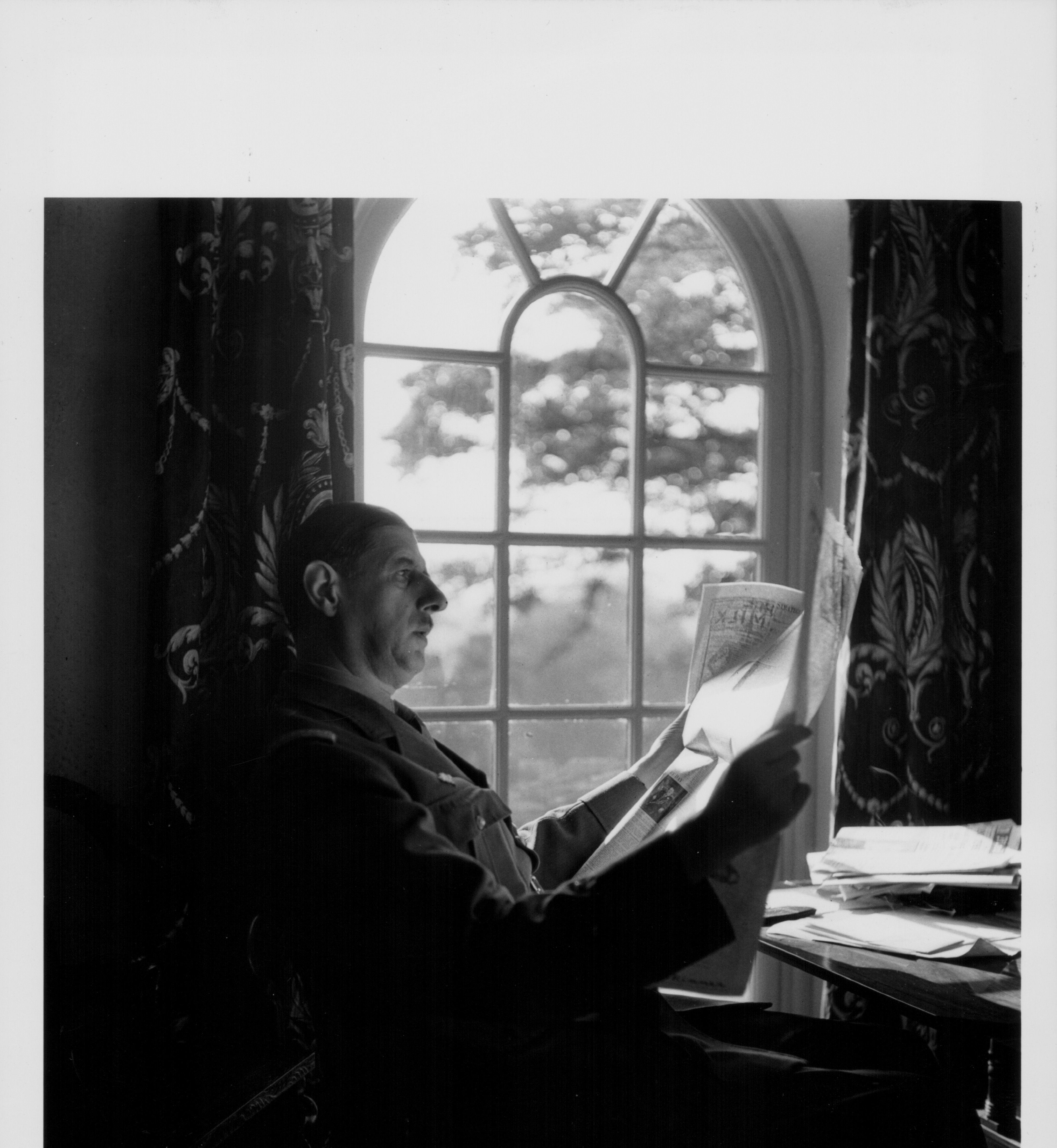 De Gaulle lee en su casa en Berkhamsted, Inglaterra, el 7 de octubre de 1941.