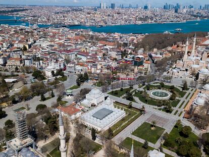 Una fotografía aérea muestra Santa Sofía y la plaza de Sultanahmet —corazón del turismo en Estambul— completamente vacías el jueves 9 de abril.