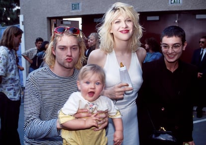 Kurt Cobain and Courtney Love with their daughter Frances Bean Cobain at an MTV Awards gala in September 1993. At their side, on the right, Sinéad O'Connor. 