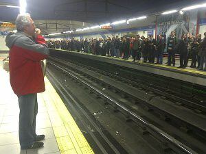 El líder de CC OO de Metro Madrid, Ignacio Arribas, explica a los usuarios los motivos del paro