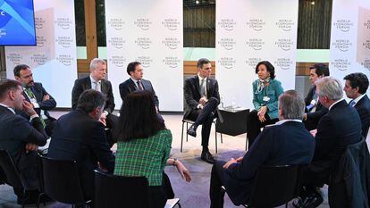 El presidente del Gobierno, Pedro Sánchez, con ejecutivos del Ibex en Davos.