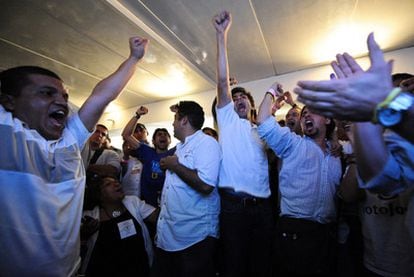 Partidarios de la oposición celebran los resultados de la Mesa de la Unidad Democrática en Caracas.