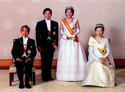 El príncipe heredero Naruhito siguió el camino de su padre y se casó también con una plebeya. Masako Owada, que ahora se convertirá en emperatriz. Masako formaba parte del cuerpo diplomático y tenía una carrera prominente. En la fotografía, ambas parejas posan para una fotografía oficial, tras la boda del príncipe heredero.