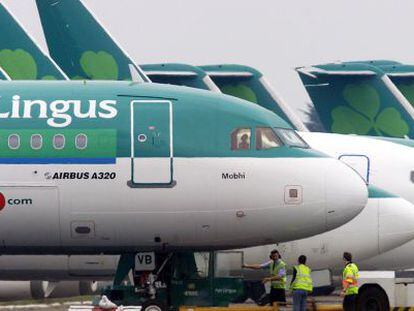 Aviones de Aer Lingus estacionados en el aeropuerto de Dubl&iacute;n.