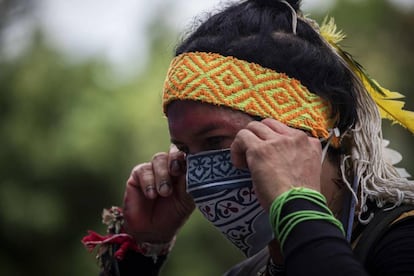 Indígenas satere-mawe protestan frente a una sala del Hospital Nilton Lins, construida para tratar los casos de covid-19 de los pueblos originarios, en Manaos (Brasil). Se quejan de que no reciben atención adecuada.