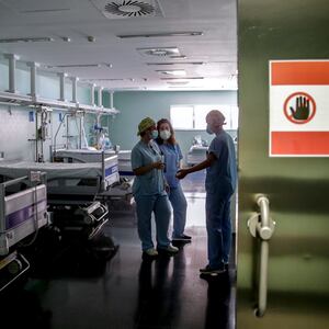 Personal sanitario dentro de una habitación de aislamiento dentro de la zona covid en el Hospital de Torrejón.