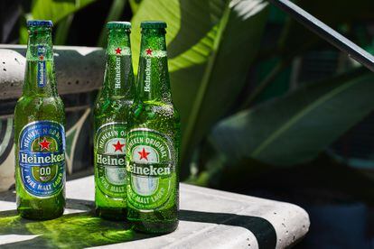 La icónica botella de Heineken ha evolucionado hasta nuestros días sin perder su característico color verde.
