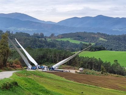 Transporte de aspas de Siemens Gamesa a un parque en Asturias, en noviembre de 2021.