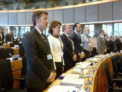 Fotografía facilitada por la Xunta de su presidente, Alberto Núñez Feijóo (i), junto a los presidentes de Navarra, Yolanda Barcina (2i), Extremadura, José Antonio Monago (3i), y Baleares, José Ramón Bauzá (4i), hoy en el Comité de las Regiones de la Unión Europea, en Bruselas,  donde han guardado un minuto de silencio en memoria de las víctimas de la tragedia del accidente de tren de Santiago de Compostela.