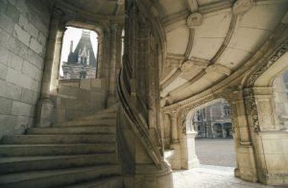 Escalera interior en el castillo de Blois, patrimonio mundial, en la región del Loira.