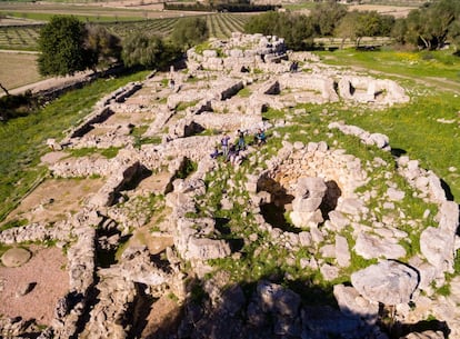 La cultura talayótica, que se asentó en las islas Baleares en la Edad del Bronce y la Edad del Hierro, organizaba sus poblados alrededor de los enormes talayotes, enigmáticas torres ciclópeas en torno a las cuales se reunían los habitantes para resolver sus conflictos y celebrar los grandes acontecimientos. Situado a 2,5 kilómetros de Montuïri, el Museo Arqueológico de Son Fornés está abierto de lunes a viernes (entrada, 3,50 euros; visita guiada del museo y el yacimiento, 4,50 euros). Más información: <a href="http://sonfornes.mallorca.museum/" target="_blank">sonfornes.mallorca.museum.</a>