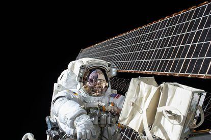 Scott Kelly pasea por el exterior de la Estación Espacial Internacional, el 6 de noviembre de 2015, para reparar un fallo en el sistema de refrigeración.