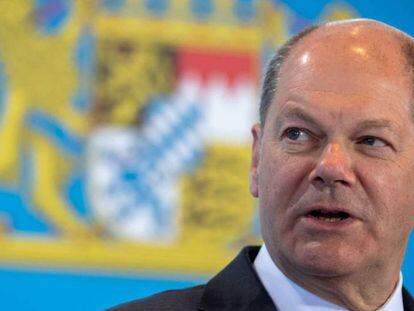 Olaf Scholz Federal Minister of Finance speaks at a joint conference after the Bavarian State Government weekly cabinet meeting in the Bavarian State Chancellery building, Munich, on March 31, 2020. - The conference is bradcasted in Live-Stream on Facebook, YouTube and Instagram and on the Website www.bayern.de, in order to better prevent a possible infection with the COVID-19 coronavirus. (Photo by Peter Kneffel / POOL / AFP)