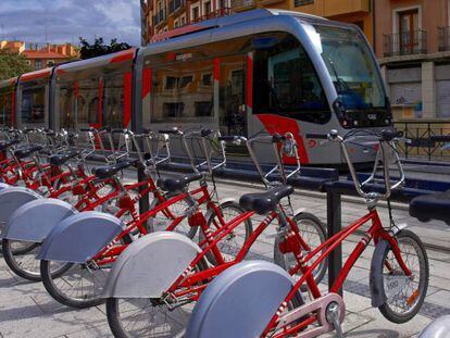Tranvía y bicicletas compartidas en Zaragoza. 