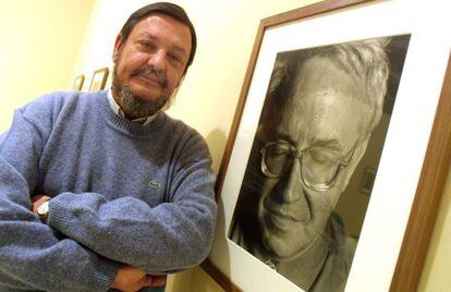 Pere Formiguera, fot&oacute;grafo, ante una de sus obras en 2002. 