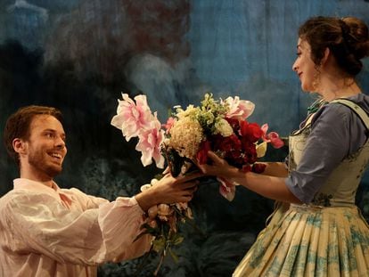 Menico (Xavier Hertherington) entrega un ramo de flores a Sandrina (Rosa María Ávila).
