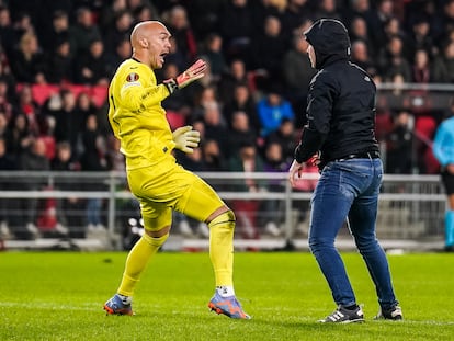 Marko Dmitrovic en el momento de la agresión durante el partido de Europa League entre el Sevilla y el PSV, en el Philips Stadion el 23 de febrero.