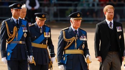 Los príncipes Guillermo y Enrique y el rey Carlos III en el funeral de Estado de la reina Isabel II, el 14 de septiembre de 2022, en Londres. 