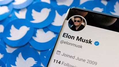 El perfil de Elon Musk en Twitter, en un teléfono móvil.