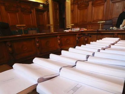 Archivos pertenecientes a un caso penal en papel en un juzgado