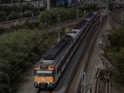 Un tren de Rodalies en las proximidades de El Papiol, el 18 de octubre.