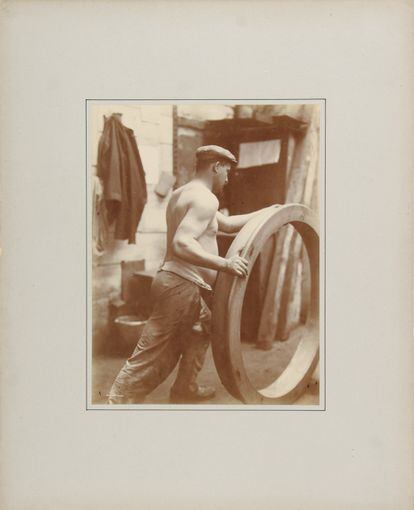 'Escena de trabajo en los talleres Krupp, de Essen: transporte de llantas', el 28 de octubre de 1899.