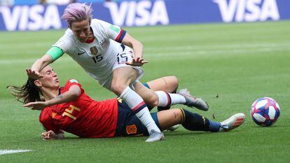 La centrocampista Virginia Torrecilla disputa un balón ante la extremo Megan Rapinoe.