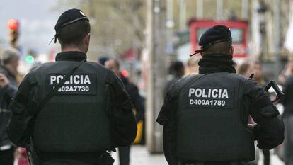 Dos mossos d'esquadra a Barcelona.
