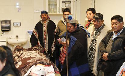 Familiares acompañan el cuerpo de Camilo Catrillanca en el hospital donde murió en Ercilla, en la Araucanía chilena. 