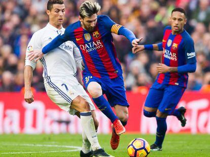 Cristiano Ronaldo (izquierda) y Lionel Messi disputan un balón en un encuentro de la pasada temporada.