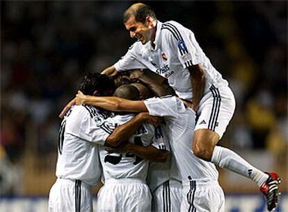 Zidane salta sobre el grupo de jugadores madridistas que abrazan a Roberto Carlos tras marcar el segundo gol.