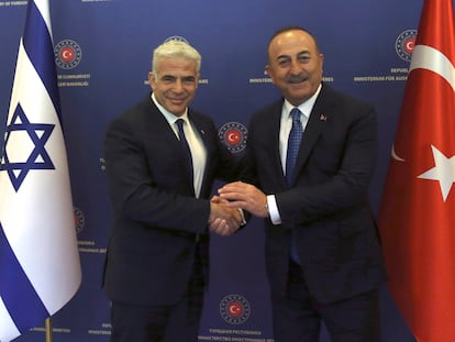 El ministro de Exteriores de Turquía, Mevlüt Çavusoglu (derecha), y su entonces homólogo israelí, Yair Lapid, en junio en Ankara.