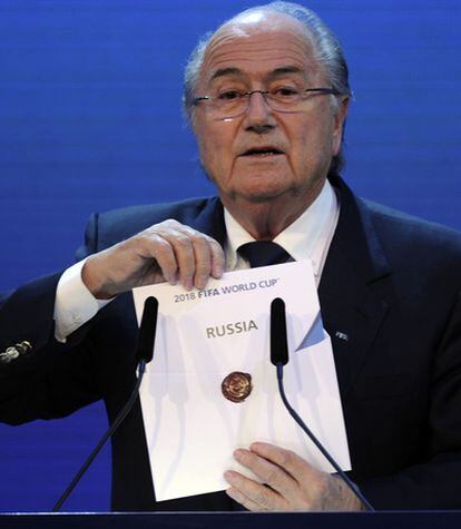 Pasadas las 16.30 horas, el presidente de la FIFA, Blatter, abrió el sobre y apareció el nombre de Rusia, la gran favorita de las quinielas.