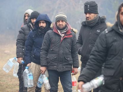 Migrantes con botellas de agua este viernes en la zona de Grodno, en Bielorrusia, junto a la frontera con Polonia.