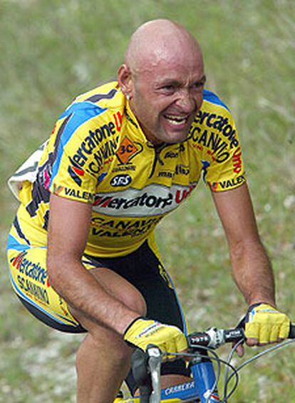 Marco Pantani sufre en la subida al Terminillo del último Giro.
