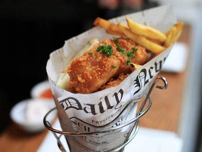 Pescado y patatas, el plato estrella del restaurante The Fish & Chips Shop, en Barcelona.