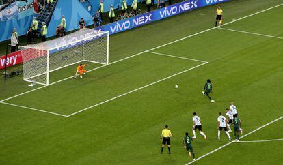 El nigeriano Victor Moses marca el primer gol de penalti.