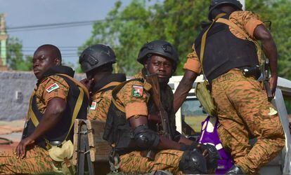 Gendarmes burkineses patrullan tras la muerte de dos soldados por un artefacto explosivo en Nassoumbou, el pasado 5 de noviembre.