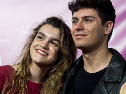 Amaia y Alfred durante el Photocall de la pre-fiesta de Eurovisión. En vídeo, el mensaje subido a Twitter por los dos artistas.