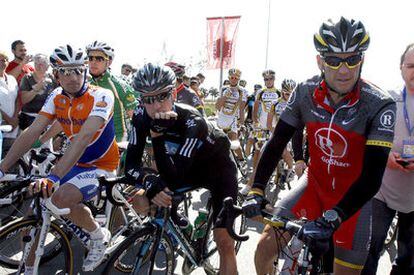 Armstrong, con Wiggins a su derecha, en la salida de la etapa de ayer en Murcia.