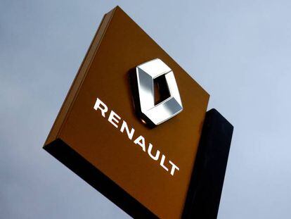 Logotipo del fabricante de automóviles Renault en un concesionario de Vertou, cerca de Nantes (Francia).  