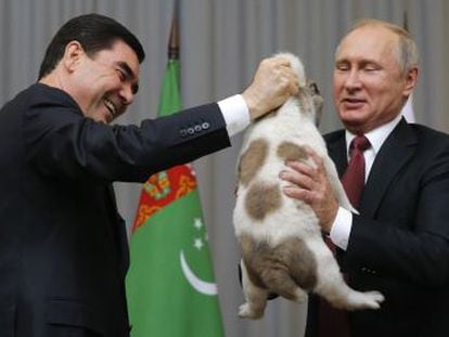 El presidente de Turkmenistán agasaja a Putin por su cumpleaños con un cachorro que exhibe como trofeo. ¿Es necesario?