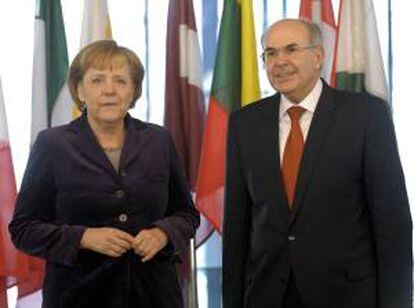 La canciller alemana Angela Merkel, (i), posa para los medios junto al presidente del Tribunal de Justicia de la UE, Vassilios Skouris, (d), en un encuentro en la Corte Europea de Justicia, en Luxemburgo. EFE/Archivo